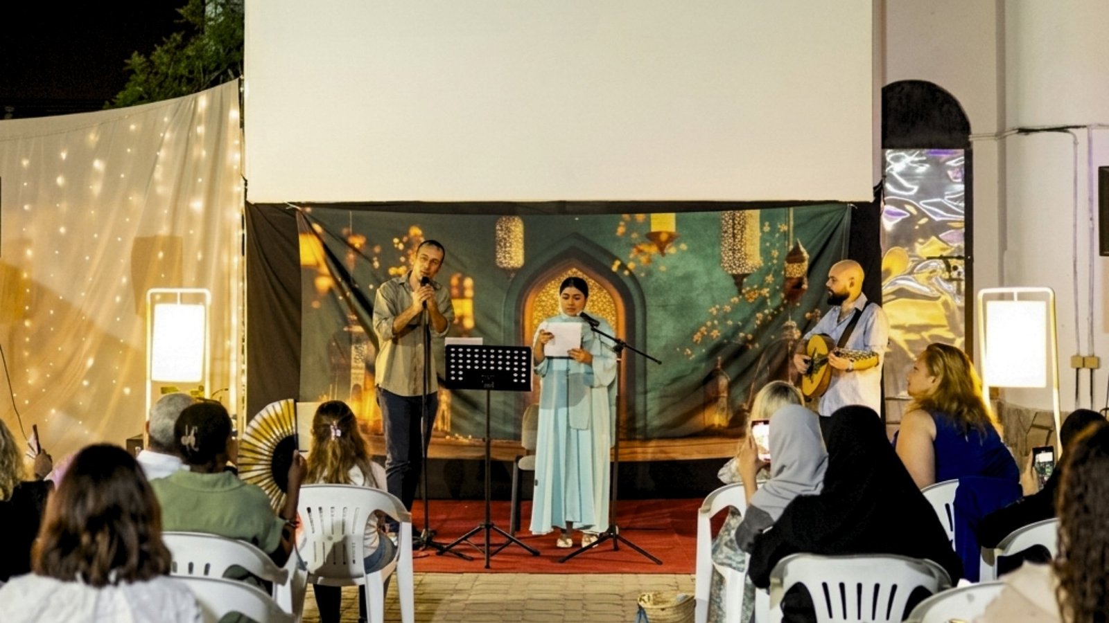 مشهد لأمسية أصوات عابرة للحدود تجمع الموسيقي حمزة علي مع شاعرين ضمن المركز الثقافي الفرنسي العماني في مسقط